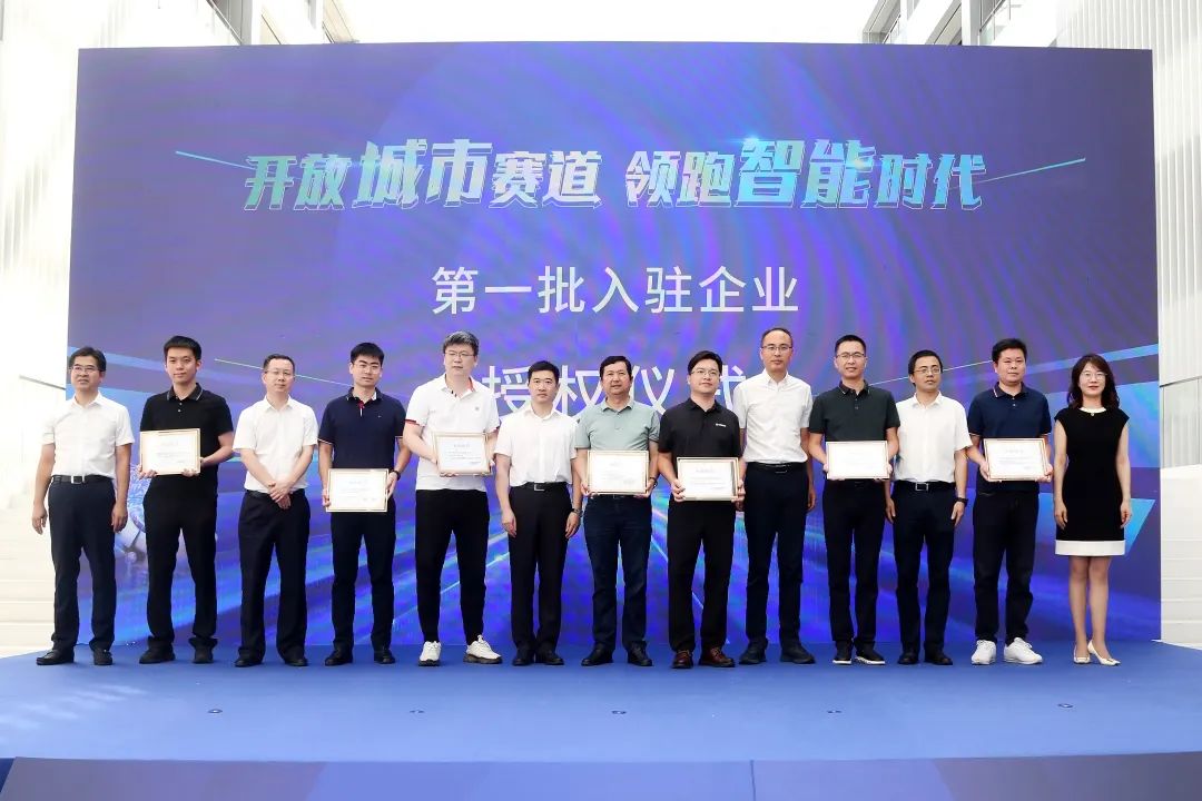喜讯！数商时代携思流AI大模型成为首批入驻龙岗算法训练基地的代表企业