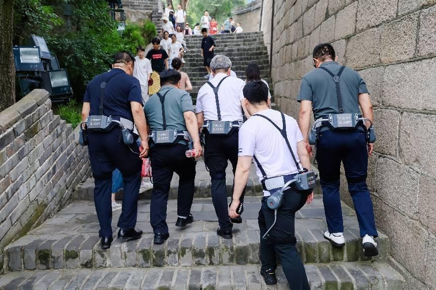 神州智行AI外骨骼机器人新闻发布会 暨“万水千山工程”全国启动仪式在京重磅启幕 神州智行AI外骨骼机器人新闻发布会 暨“万水千山工程”全国启动仪式在京重磅启幕