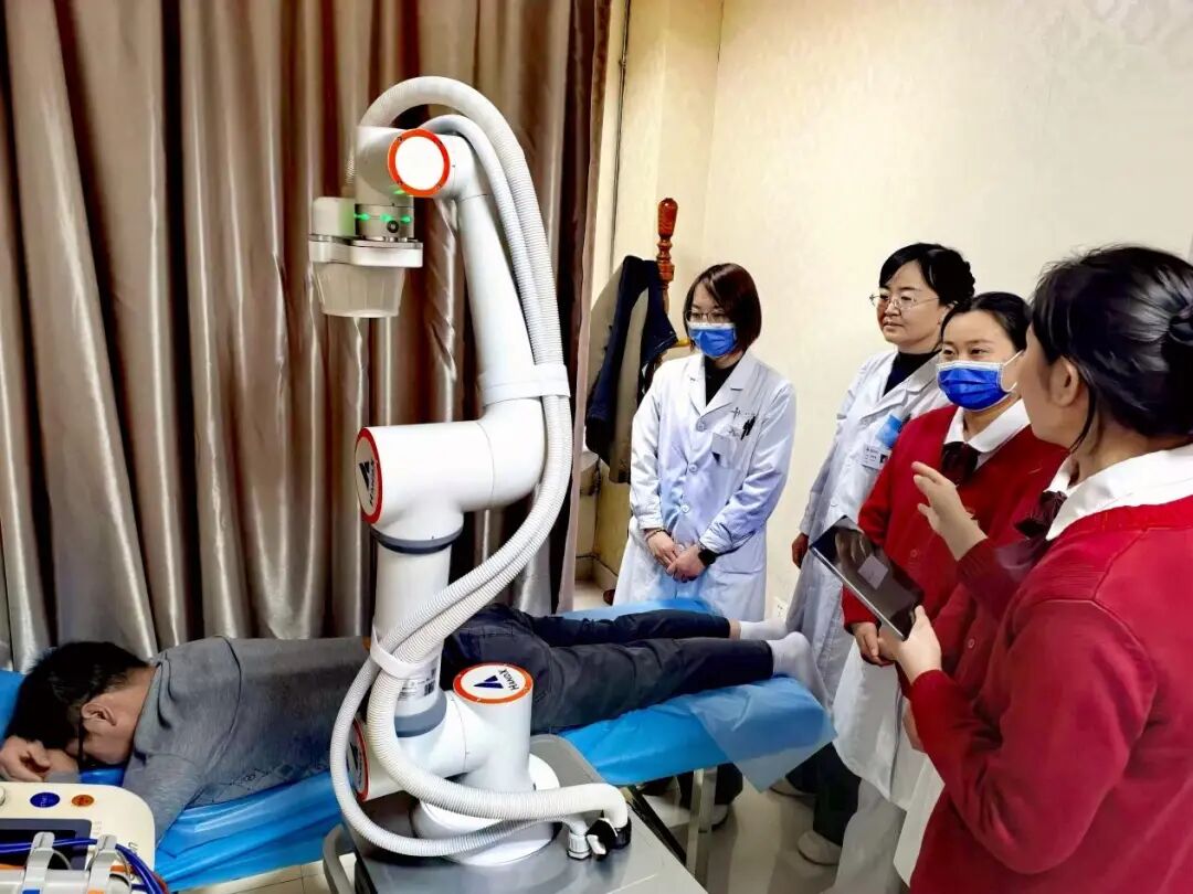 “光谷造”艾灸机器人在武汉多家药房上岗,此前已在河南省中医院投入使用 “光谷造”艾灸机器人在武汉多家药房上岗,此前已在河南省中医院投入使用