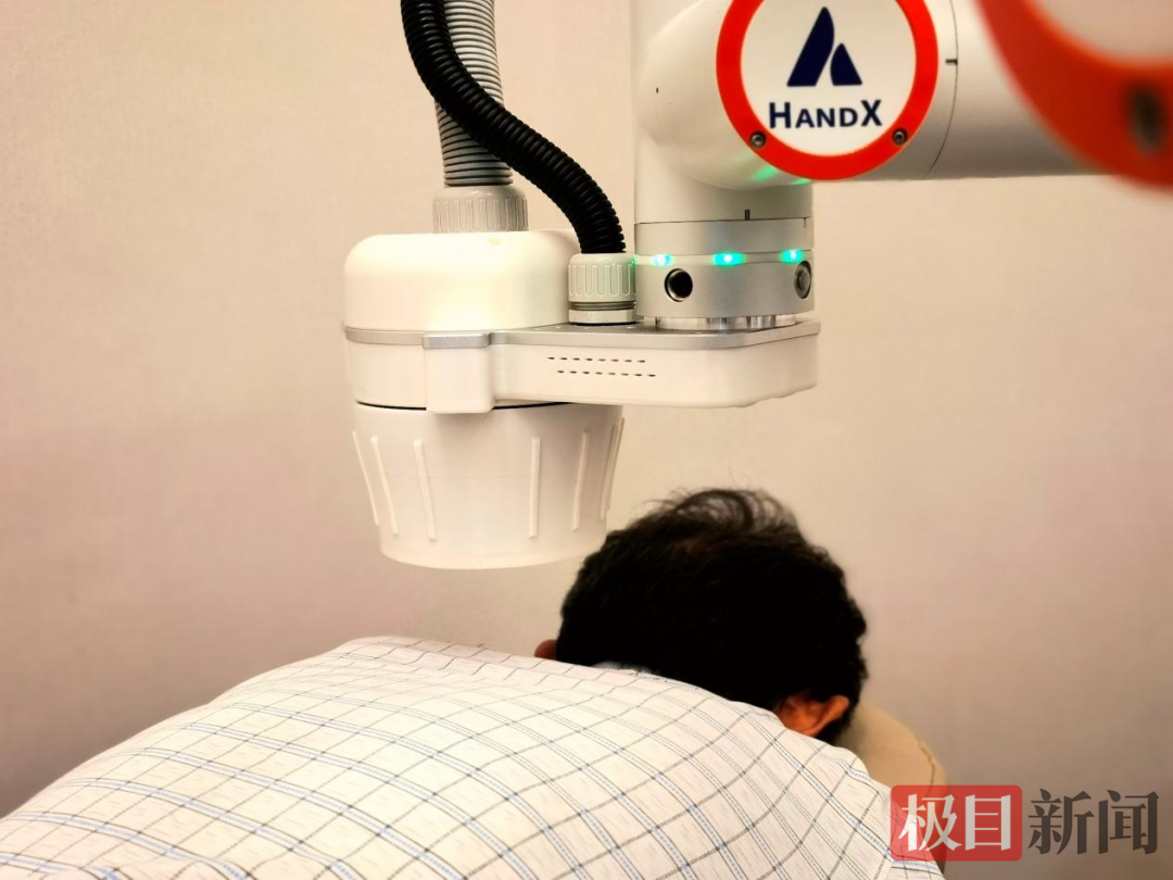 “光谷造”艾灸机器人在武汉多家药房上岗,此前已在河南省中医院投入使用 “光谷造”艾灸机器人在武汉多家药房上岗,此前已在河南省中医院投入使用